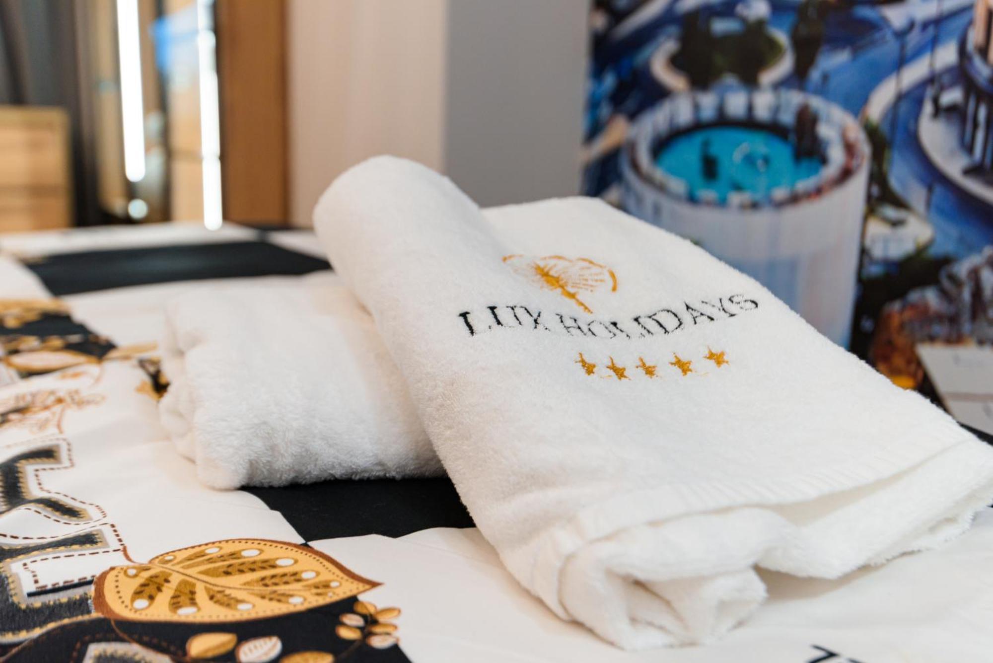 Lux Holidays Durrës Buitenkant foto