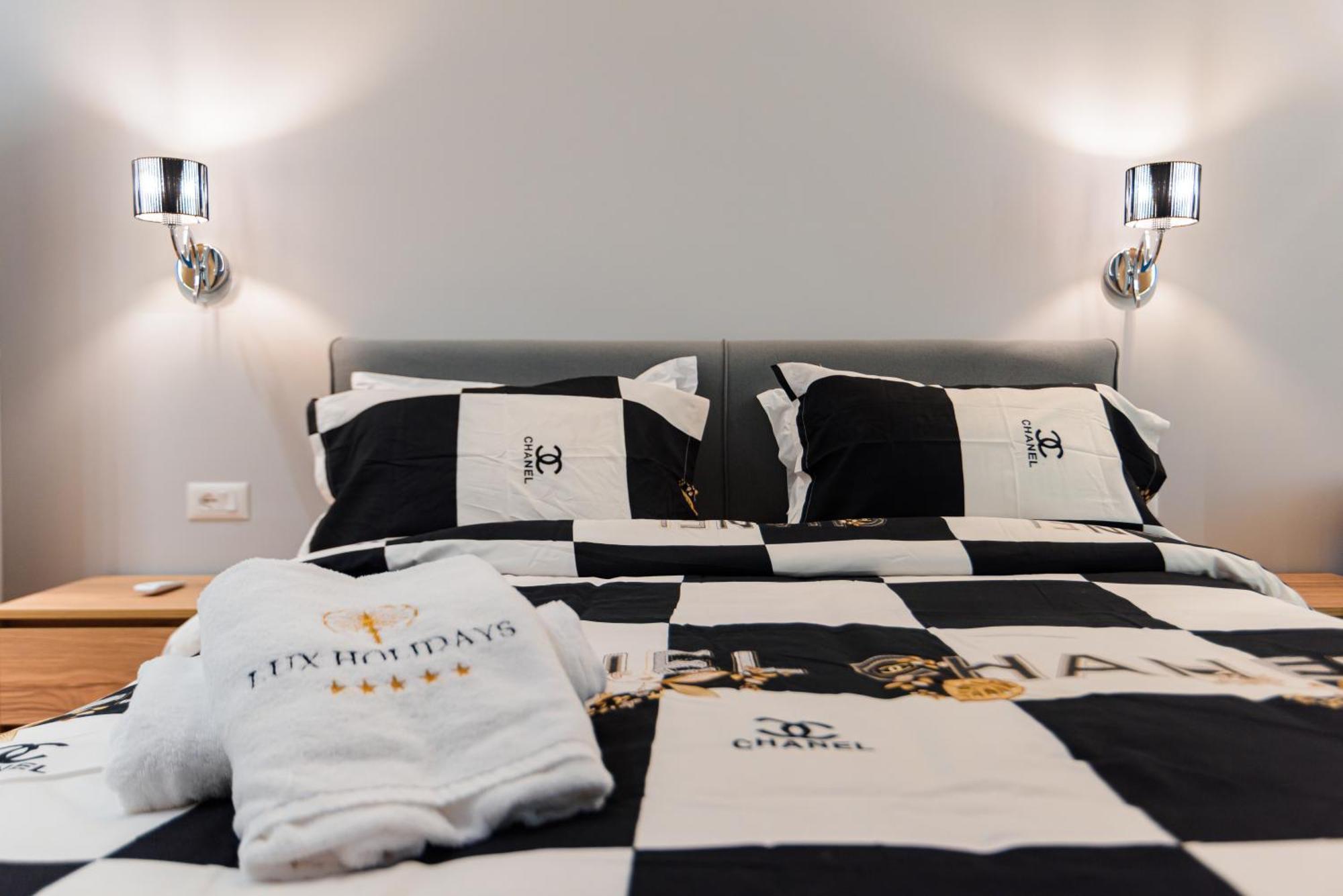 Lux Holidays Durrës Buitenkant foto